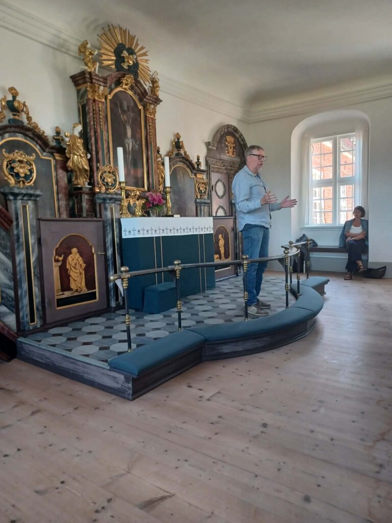 Gæstefortæller Lilian Kingo fra Ry Fortællekreds er sammen med Randers Fortællerne Lisbeth Nielsen, Søren Erik Nissen, Bjarne Jensen og Ann-Louise Lauridsen